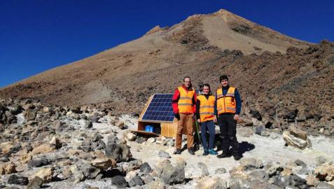 De izquierda a derecha: David Astrain y Leyre Catalán (investigadores de la UPNA), con José David González de la Guardia (investigador de INVOLCAN), en una estación geoquímica localizada en el cono sumital del volcán Teide (Tenerife).