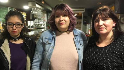 Desde la izda.: Jessica Cristina Puglla León y Zahra Khoui Estepa, amigas y ambas con síndrome de Asperger, y Ana María Estepa Román, la madre de Zahra.