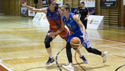 Ceci Liñeira conduce un balón durante el pasado partido ante el Lima-Horta Barcelona.