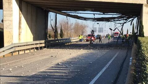 Un accidente de camión provoca el cierre de la N-121-C durante