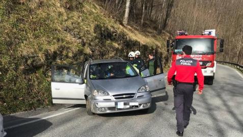 Efectivos de la Policía Foral, junto al automóvil accidentado.