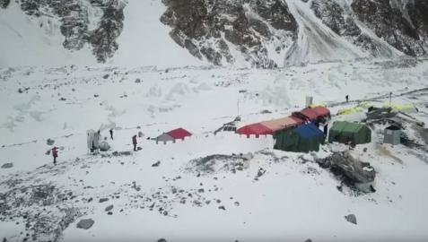 Txikon improvisa una Ciudadela de nieve