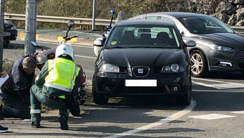 Herido leve un motorista en una colisión con un turismo en la PA-30
