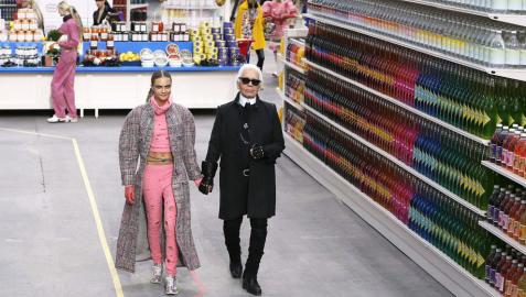 El modisto Karl Lagerfeld con la modelo británica Cara Delevingne