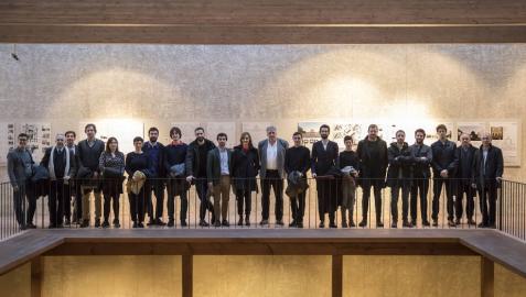 Representantes de los siete estudios de arquitectura seleccionados, con el alcalde Joseba Asiron.