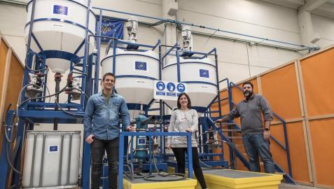 Los investigadores Ibai Díaz, Tamara Oroz y Víctor Moreno con los reactores de la línea química, en las instalaciones de L´Urederra.