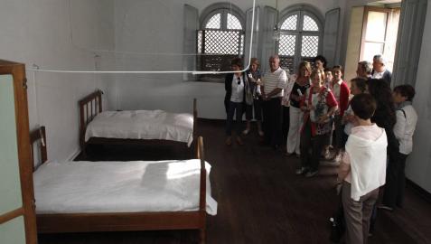 Un grupo de ciudadanos en una de las visitas guiadas al convento de las Salesas, en 2011.