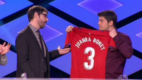 Manu Zapata entrega a Juanra Bonet la camiseta de Osasuna que le envió Pedro del Villar.