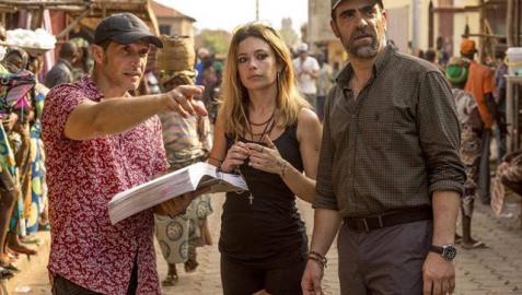 Luis Tosar y Anna Castillo, durante el rodaje de 'Un mundo prohibido', con Salvador Calvo.