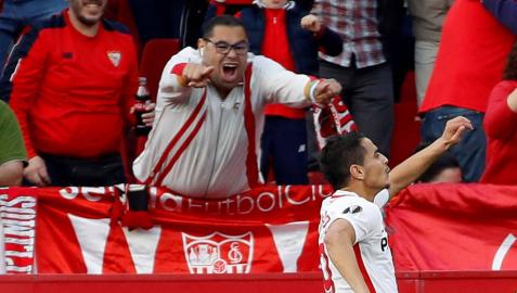 Ben Yedder celebra el primer gol del partido ante la afición sevillista.