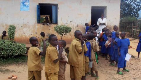 Trece viajeros, nueve de ellos navarros, viajaron al distrito ruandés de Gankeke para conocer el trabajo de la ONGD Medicus Mundi en este pequeño país africano, y el histórico hospital de Nemba
