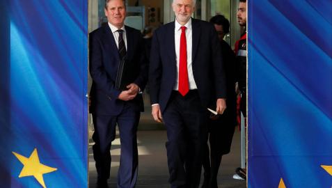 El líder laborista y principal opositor británico, Jeremy Corbyn, con el jefe negociador de la Unión Europea (UE) para el