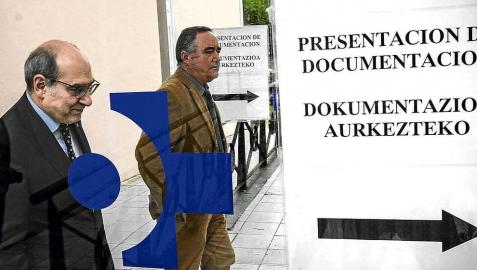 Jon Darpón (izquierda), consejero de Salud del Gobierno Vasco.