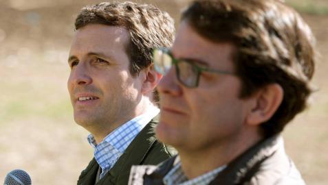El presidente del PP, Pablo Casado (i), y el presidente del PP de Castilla y León, Alfonso Fernández Mañueco.