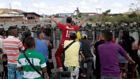 Venezolanos se enfrentan a los militares del Gobierno de Maduro en la frontera con Brasil.