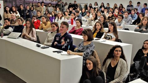 El padre del 'héroe del monopatín' regala una lección de vida en la UN
