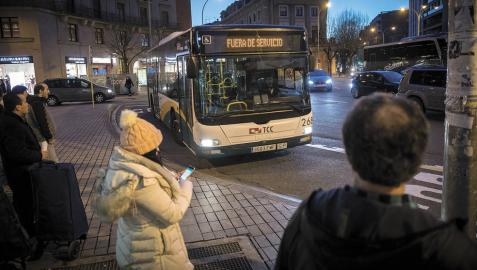 Una villavesa en huelga, ayer a las siete de la tarde en la plaza de Merindades de Pamplona.