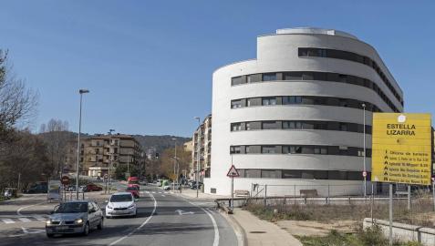 Viviendas del solar de Renolit junto a las que se alzarán nuevos bloques que dará acceso la rotonda.