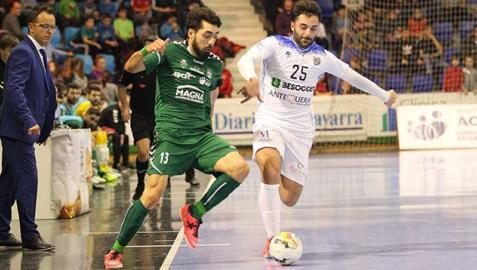 Martel, Osasuna Magna, y Pablo Ibarra, UMA Antequera, pugna por el balón durante el encuentro.