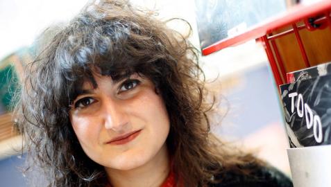 La pamplonesa Andrea Ganuza, licenciada en Bellas Artes, con dos de sus publicaciones.