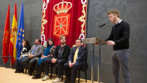 Hugo García de Olano, de la UPNA, recibe el III Premio de Derecho Parlamentario