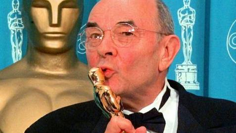 Stanley Donen, tras recoger su Oscar honorífico en 1998.