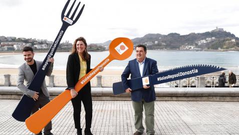 La directora de la Guía Repsol, María Ritter (c), el director de Basquetour, Harkaitz Millán (i), y el Teniente de Alcalde de San Sebastián, Ernesto Gasco (d).