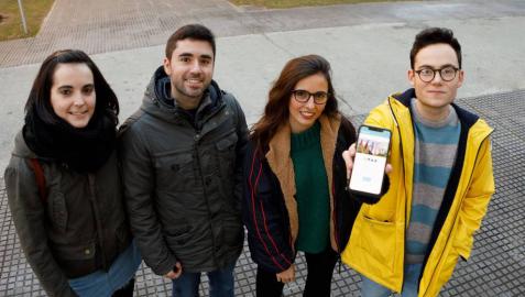 Los estudiantes autores de la aplicación, en el campus de la UPNA. De izda. a dcha., Edurne Marquínez, Alejandro Jiménez, Andrea Solabre y Jesús Arellano.