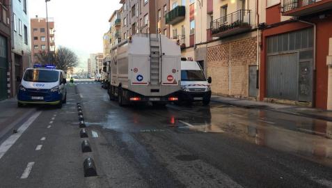 Revienta una tubería de agua en la calle Canal de Pamplona