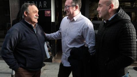 Patxi Bueno (en el centro) y Antonio Urbiola saludan a Juanjo Aragón, quien llega cargado de latas de pimientos y espárragos lodosanos para sus salvadores.