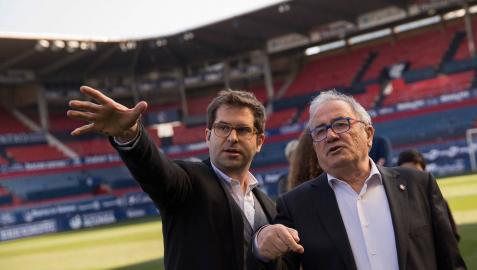 Jaime Suescun, del estudio OFS Arquitectos, explica el proyecto al presidente de Osasuna, Luis Sabalza.