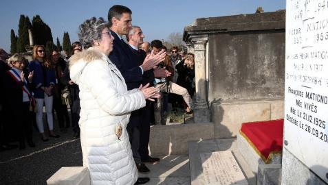 Pedro Sánchez, frente a la tumba del presidente republicano Manuel Azaña en Montauban junto a familiares de Azaña.