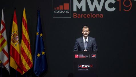 El Rey reivindica en el MWC ante Torra que España es una democracia plena