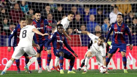 Dos penaltis con VAR y los postes mantienen con vida al Madrid