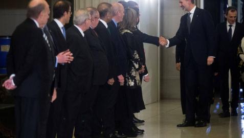 Torra y Colau plantan al rey en el saludo protocolario al llegar a la cena del Mobile