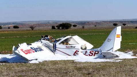 Estado en el que ha quedado la avioneta que se ha estrelladro este domingo en el aeródromo La Nava.