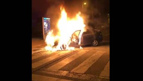 Arde un coche en marcha la noche del domingo en Mendillorri