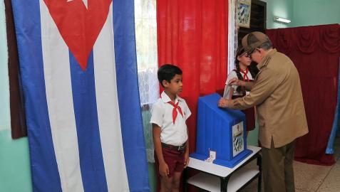 El expresidente cubano, Raúl Castro, vota en el referendo sobre la nueva Constitución, en La Habana