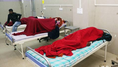 Víctimas de consumo de alcohol adulterado en un hospital de Jorhat, en el distrito de Assam, India.