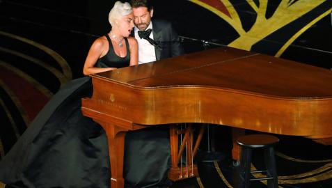 Lady Gaga y Bradley Cooper se meriendan unos Oscar más ágiles y muy hispanos
