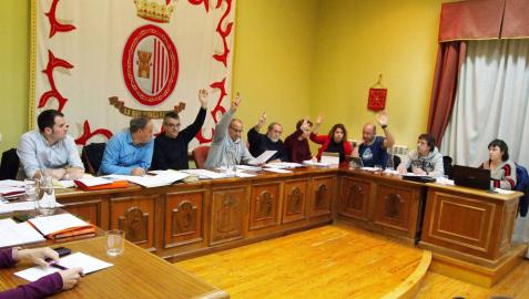 Los 13 ediles participaron en el pleno de ayer. Reunió a una decena de vecinos y duró 45 minutos. En la foto, la APS vota el presupuesto.