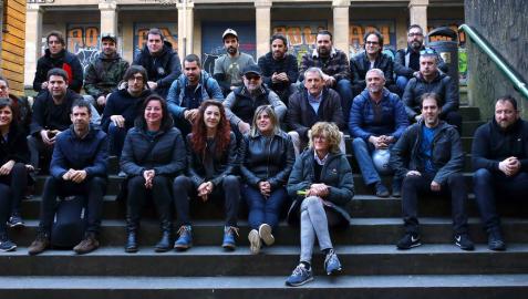 Miembros de Musika Industriaren Elkartea posaron ayer, al comienzo de la reunión en la Sala Zentral de Pamplona, con interesados en conocer la asociación.