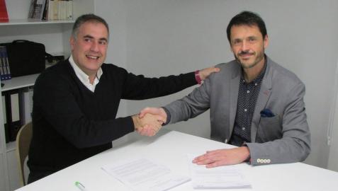 Ignacio San Miguel (a la izquierda), delegado de Acción contra el Hambre en Navarra, y Álex Uriarte, presidente de Aedipe Navarra, durante la firma del acuerdo de colaboración.