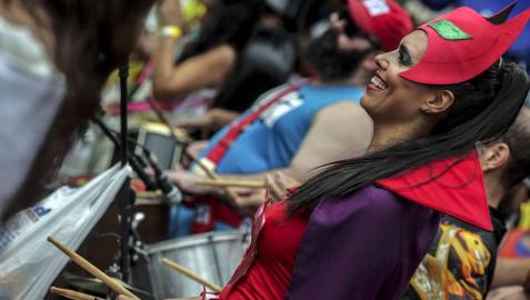 Disfraces tradicionales, bailes, carrozas por tierra y agua... Así están viviendo varias ciudades de Europa y América sus Carnavales