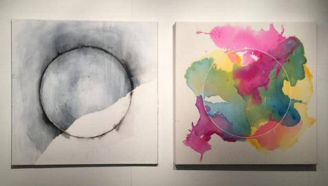 El círculo es el gran protagonista de La ausencia del cuerpo, exposición de Fermín Alvira en la que juega con la geometría, las manchas, el blanco y el color.