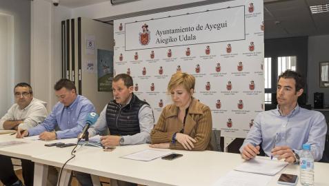 Desde la izquierda, José Luis Etayo, Leo Camaces, Juan Mari Yanci, Conchi Galdeano y Miguel Ángel Martín, ayer durante la comparecencia de Ayegui Unido en el Ayuntamiento de la localidad.