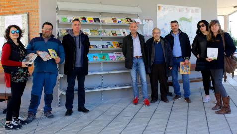 De izquierda a derecha, Mónica Redondo y Breixo Pequeño, concejales de EH Bildu; Carlos Arróniz, alcalde por UIO; Jesús Mª Unzué, teniente de alcalde y responsable de Cultura; Miguel Ángel Ruiz, edil de UPN; Agustín Pacheco (UIO), Carlos García (Apyma San Miguel) y la técnica de Urbanismo, Beatriz Gastesi.