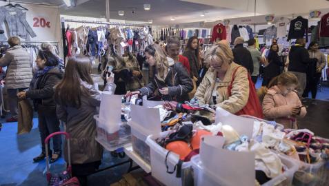 Los saldos de las prendas que ya están fuera de temporada son un atractivo para los compradores.