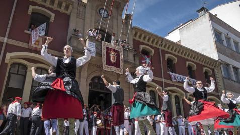 Viernes de Gigantes de 2018 con la ikurriña que originó el recurso colgada de la ventana a la derecha.