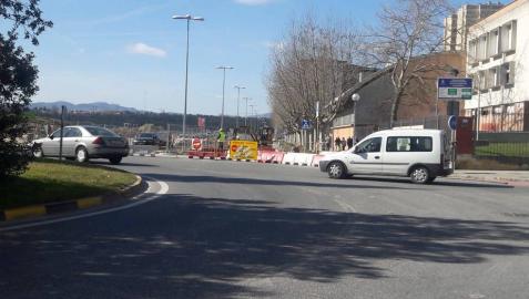 El carril cortado ahora al tráfico es el de entrada a Barañáin, a la altura del instituto.